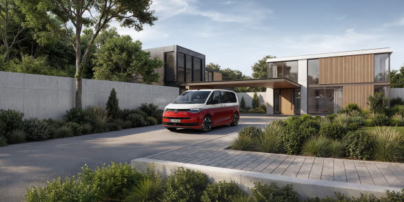Nya färgkombinationer och flera nydesignade lättmetallfälgar är andra skiljetecken på den senaste generationen Multivan från Volkswagen Transportbilar.