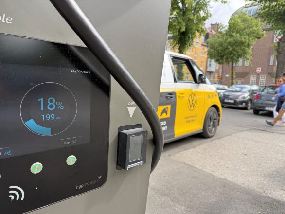 ID. Buzz kan ladda med en effekt upp till 200 kW. 10-80% tar cirka 26 minuter vid en snabbladdare.