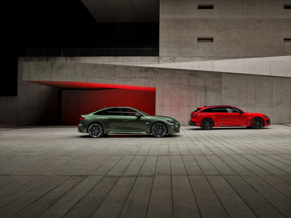 Audi RS5 Sedan i Bedford green-lackering och Audi RS 5 Avant i Progressivröd