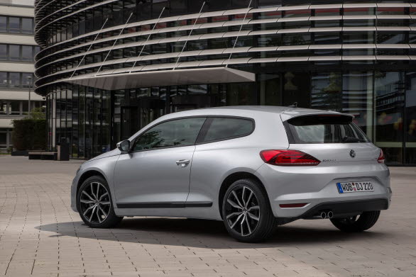 Exteriören på nya Scirocco karakteriseras bland annat av de nydesignade front- och bakpartierna – fram med nya halogen- eller bi-xenon-strålkastare och bak med LED-lyktor. 