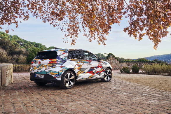 Den produktionsklara interiören kommer att presenteras i början av januari 2026.