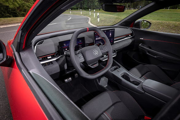 När föraren trycker på GTI-knappen på multifunktionssportratten aktiveras den nya körprofilen ”GTI” som aktiverar de särskilt dynamiska sidorna hos ID. Polo GTI.