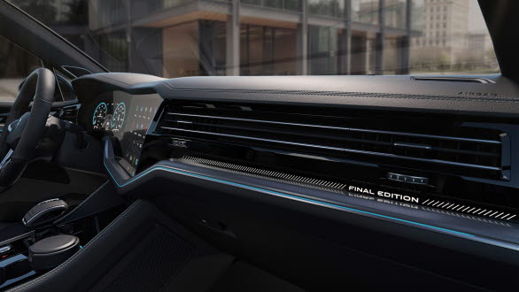 Texten "FINAL EDITION" syns i instrumentpanelens belysta dekor. och på de belysta instegslisterna.