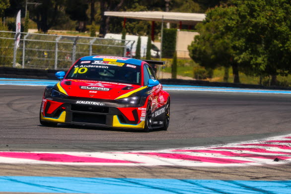 Viktor Andersson tävlar med CUPRA Leon VZ TCR.