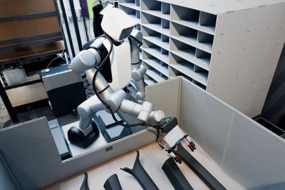 I Audis Production Lab, där framtidens produktions- och logistiklösningar utvecklas och testas, används nu mobila humanoida robotar från Agile Robots för att plocka komponenter ur materialbehållare och placera dem i rätt sekvens inför slutmonteringen.