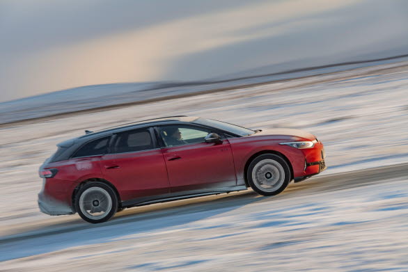 Tidningen Elbilen har hårdtestat finalisterna både på vägen och vid laddstolpen i bitande vinterkyla.