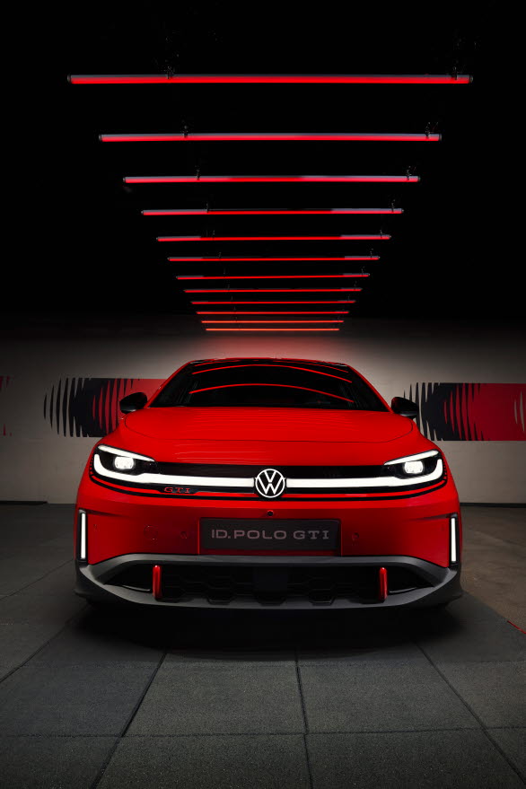 Framtill sträcker sig den ikoniska röda linjen över nästan hela frontens bredd och identifierar tydligt att detta är en GTI – ett kännetecken för denna sportiga beteckning sedan första Golf GTI:n.