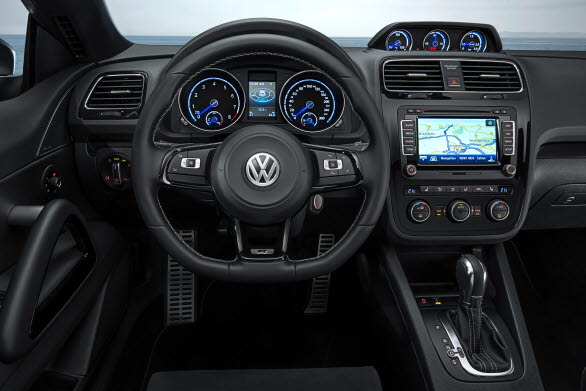 Invändigt har Scirocco R ”R”-specifik instrumentbelysning i vitt med belysning av visare i blått, ”R”-specifika extrainstrument med blå visare, multifunktionsratt i sportläder med dekor i svart högglans och ”R”-logo, dekorpaneler runt radio och klimatreglage i ”Piano Black”, svart innertak och instegslister av aluminium med ”R”-logo och pedaler i rostfritt stål.
