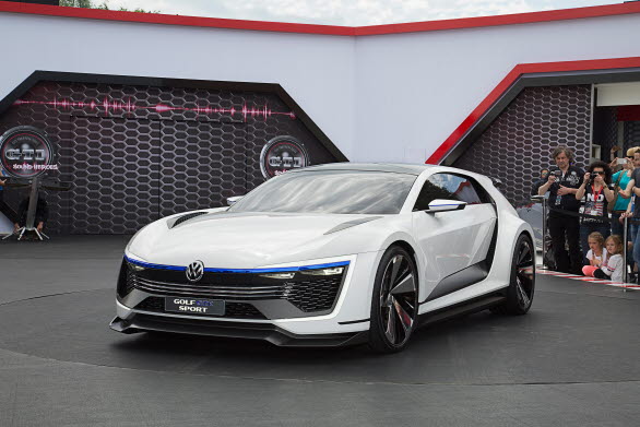 På den legendariska GTI-träffen vid sjön Wörthersee i Österrike, presenterade Volkswagen den spektakulära laddhybriden Golf GTE Sport.