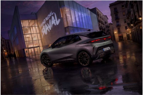 Upplyst CUPRA-logotyp på bakluckan stärker den visuella identiteten. CUPRA Raval 2026.