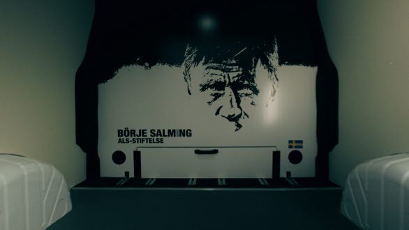 En skiljevägg med genomlastningslucka som kan skjutas mellan B- och C-stolpen